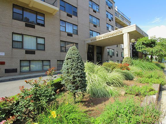 2nd image of 175 Zoe St APT 6A