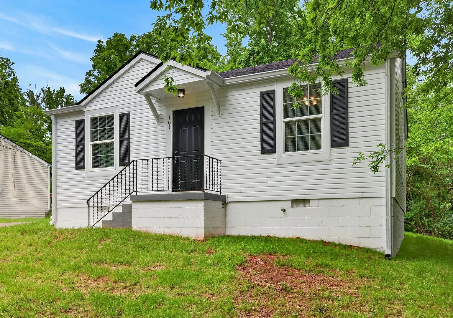 Renovated 2 bedroom home for rent Near Downtown Clarksville! — Photo 2