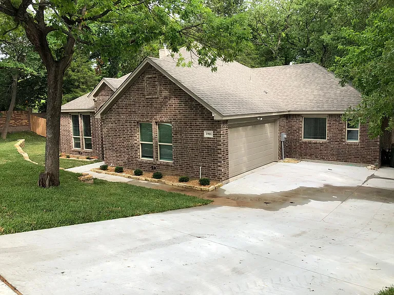 1901 Clear Creek Dr — Photo 3