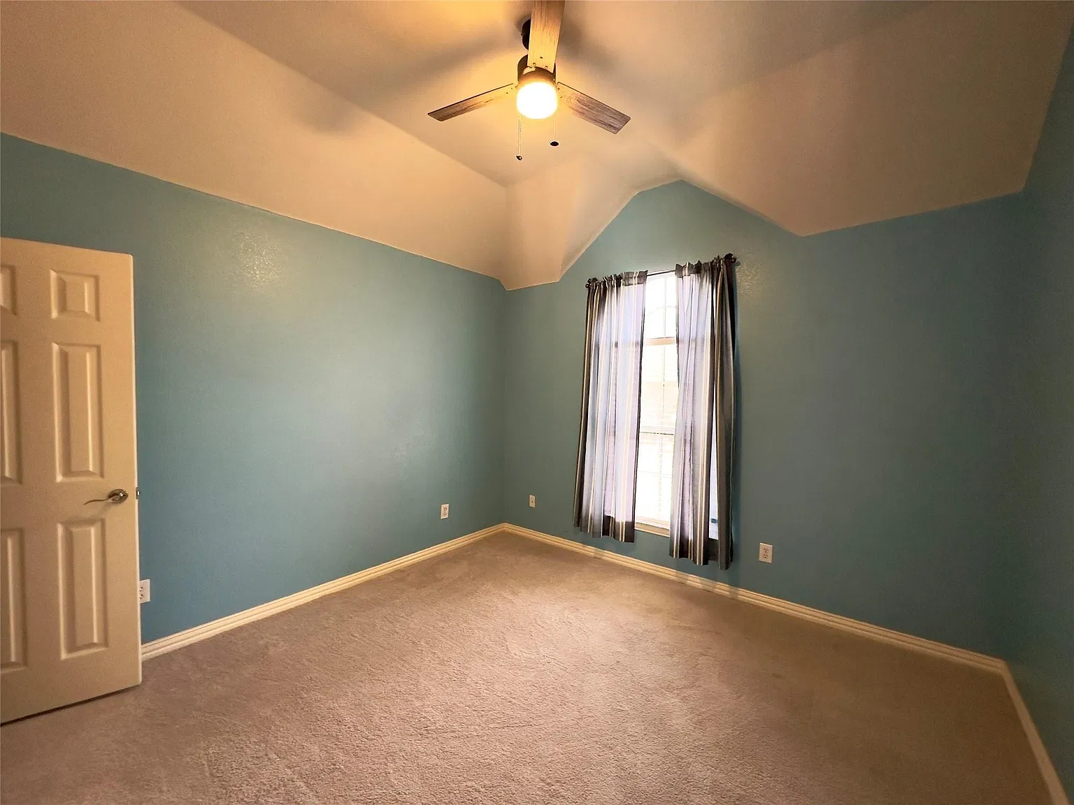 4 bed, 2872 sqft, $2,900 — Photo 2