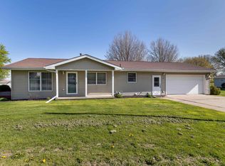 512 2nd St, Colesburg, IA 52035
