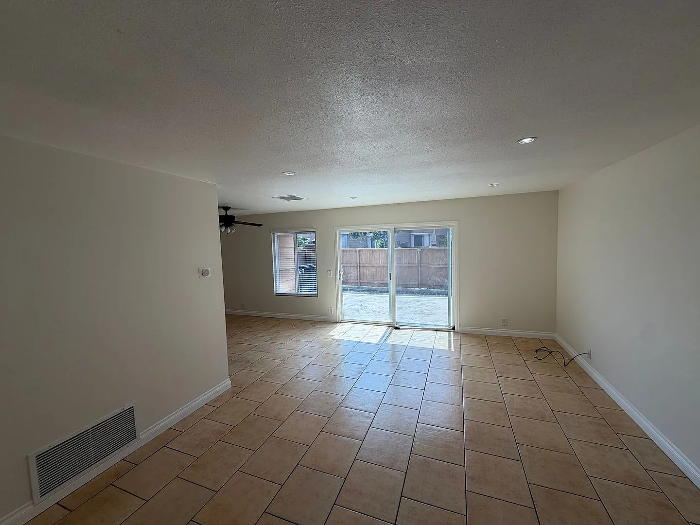 Spacious 3 Bedroom with Large Outdoor Space! — Photo 2