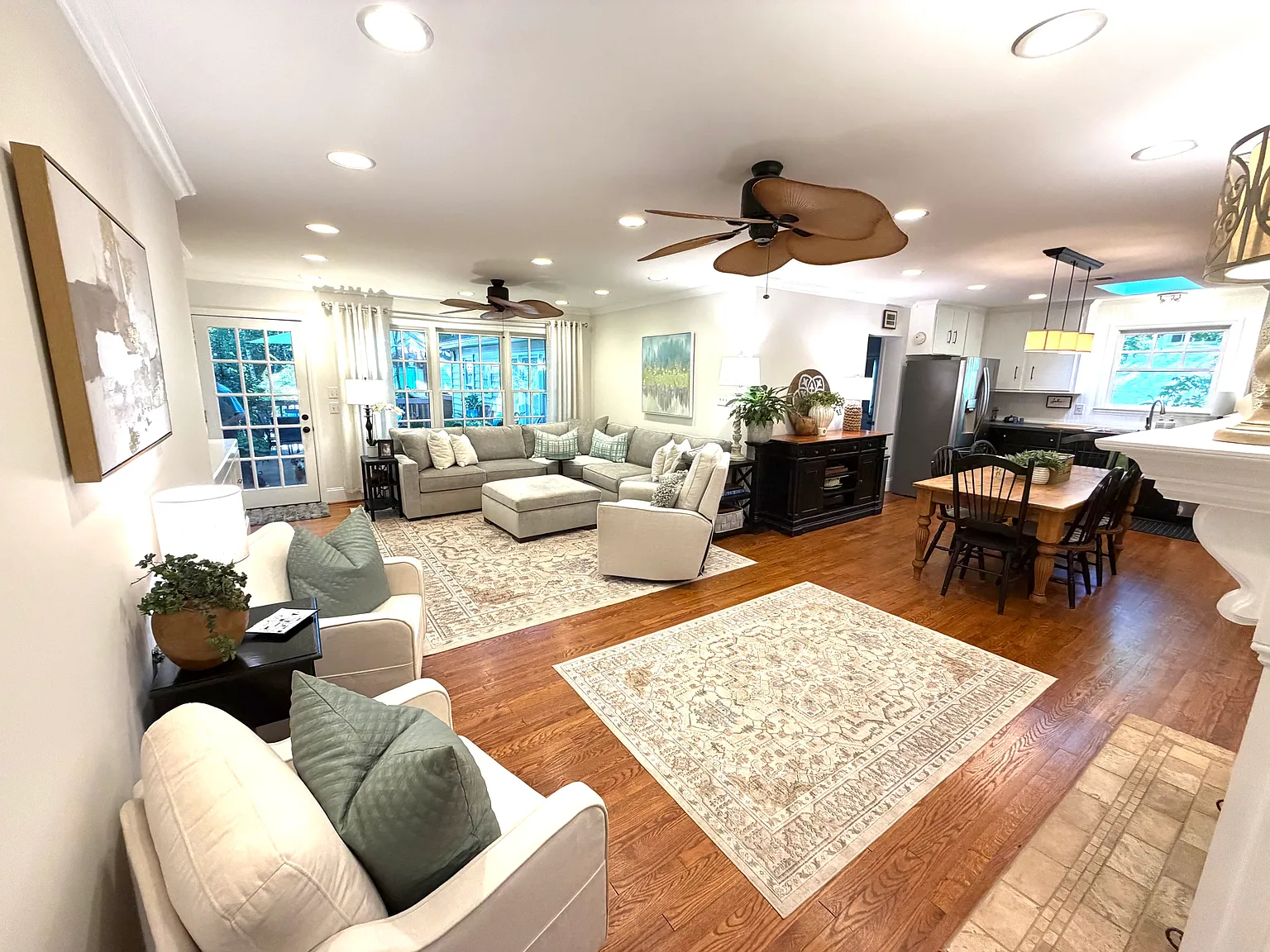 4 bed, 2860 sqft, $4,500 — Photo 2