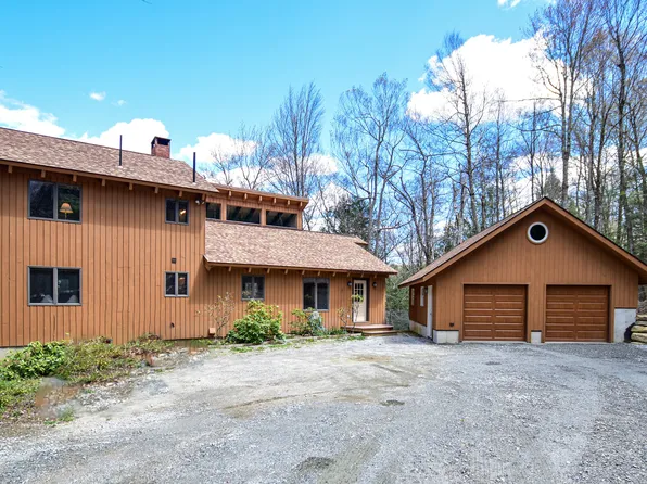 121 Hiawatha Hl, Becket, MA 01223