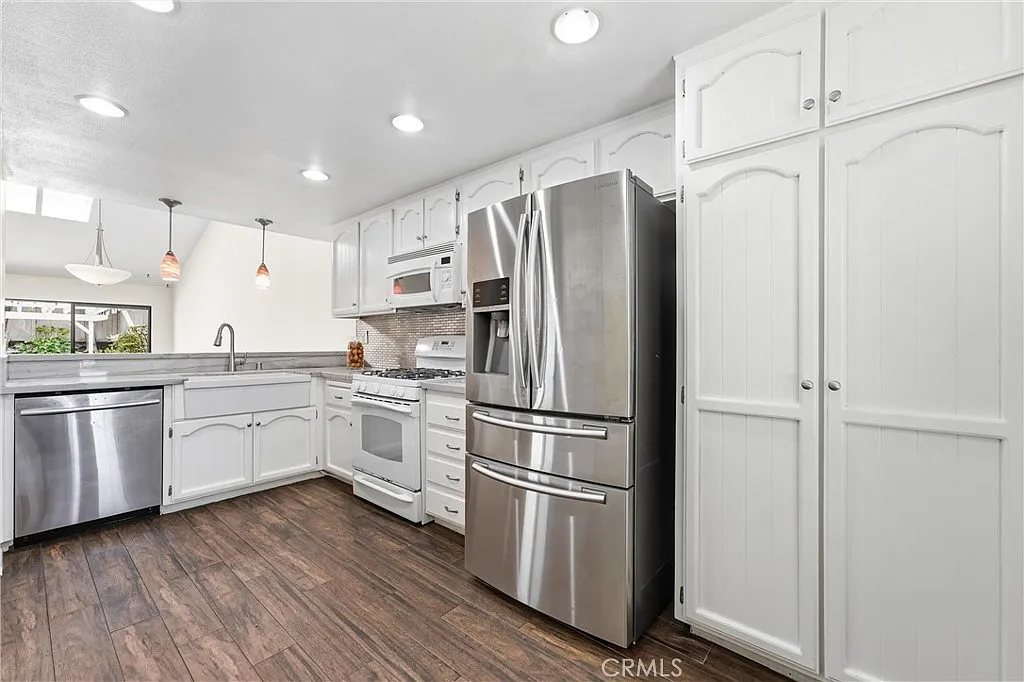 3 bed, 1401 sqft, $4,500 — Photo 4