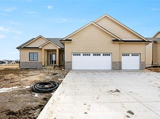 2233 Green Leaf Cir, Norwalk, IA 50211