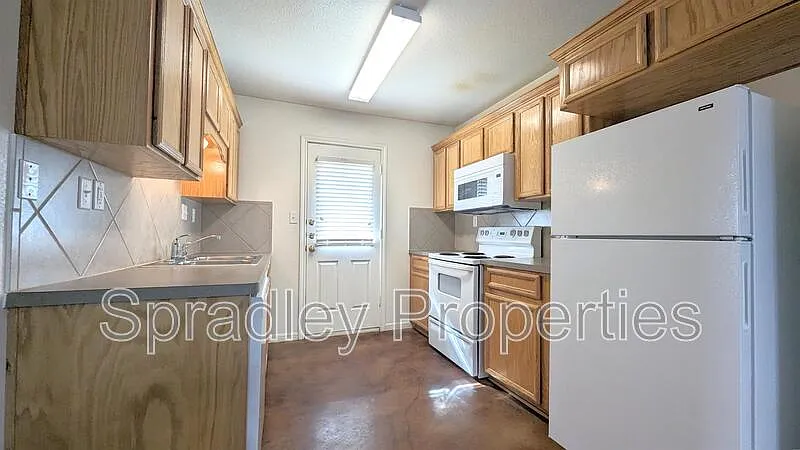 3 bed, 2.0 bath, 1332 sqft, $1,225 — Photo 3