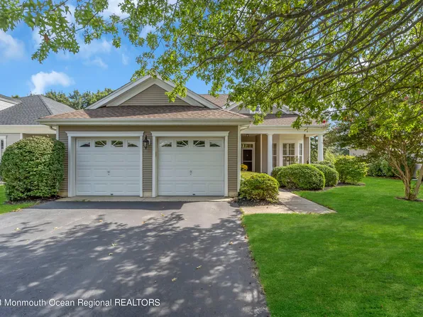 32 Greenways Lane, Lakewood, NJ 08701
