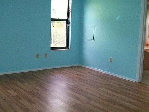 5th image of 413 SE Thornhill Dr