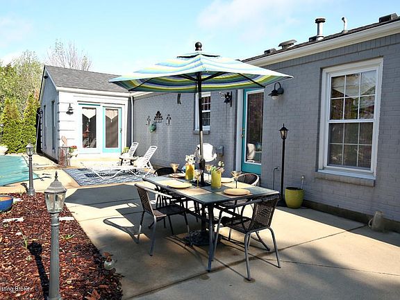 pooolside dining