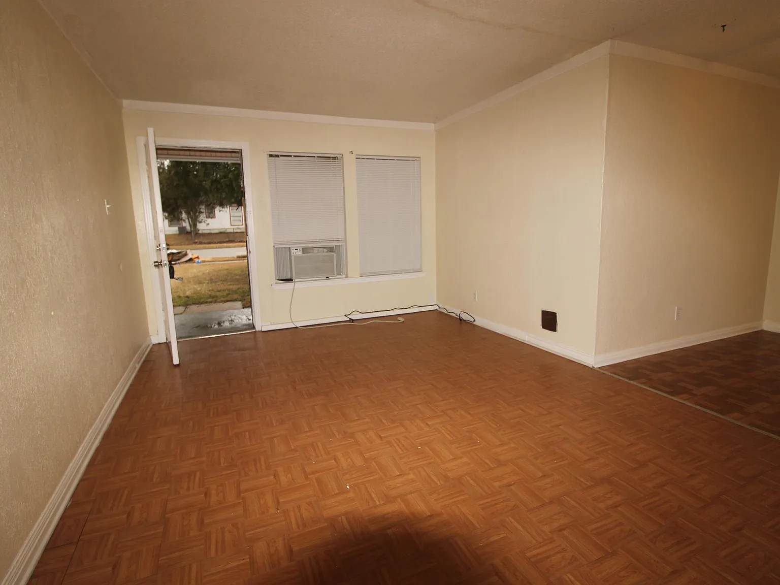 2101_03 Elkins Avenue - 2101 — Photo 4