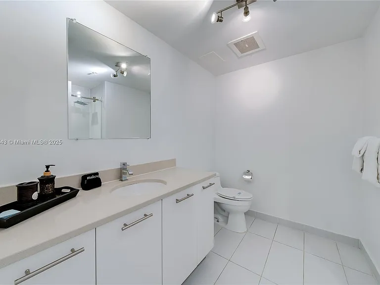 3250 NE 1st Ave #1016 — Photo 21