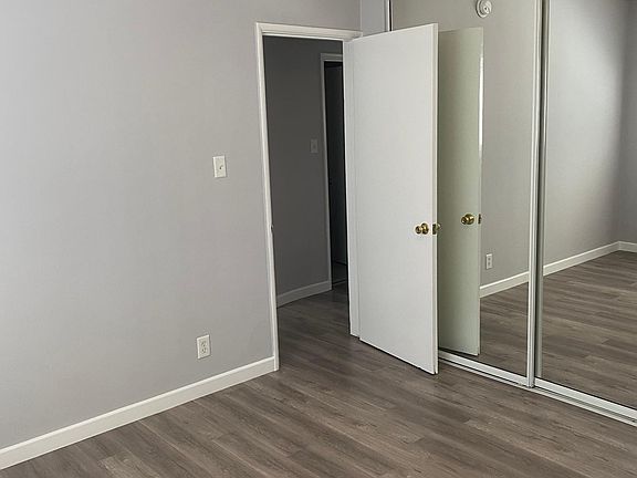 4th image of 15483 Moorpark St