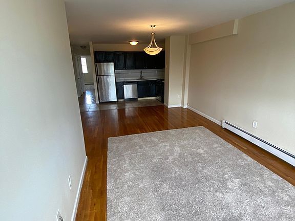 4th image of 233 Balcom Ave #3