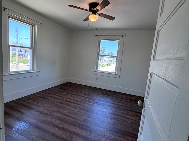 2403 Woodside Ave — Photo 3