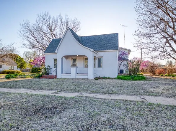 702 N 3rd St, Okeene, OK 73763
