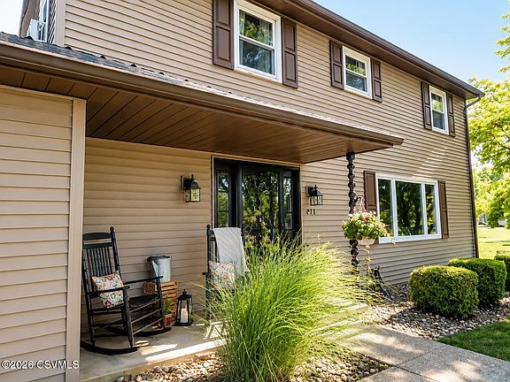 4th image of 10 Meadowbrook Dr