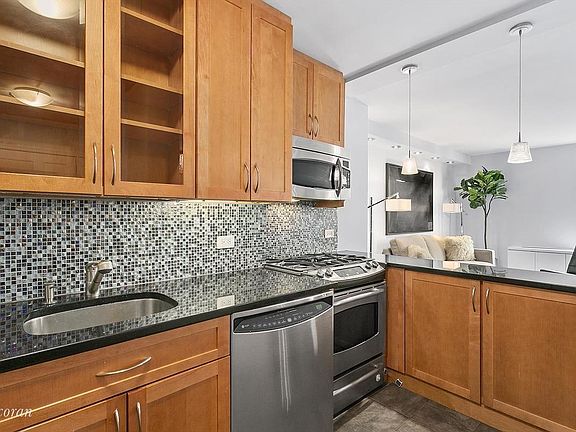 3rd image of 200 W 79th St APT 15B