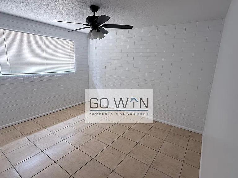 1626 W Denton Ln — Photo 14