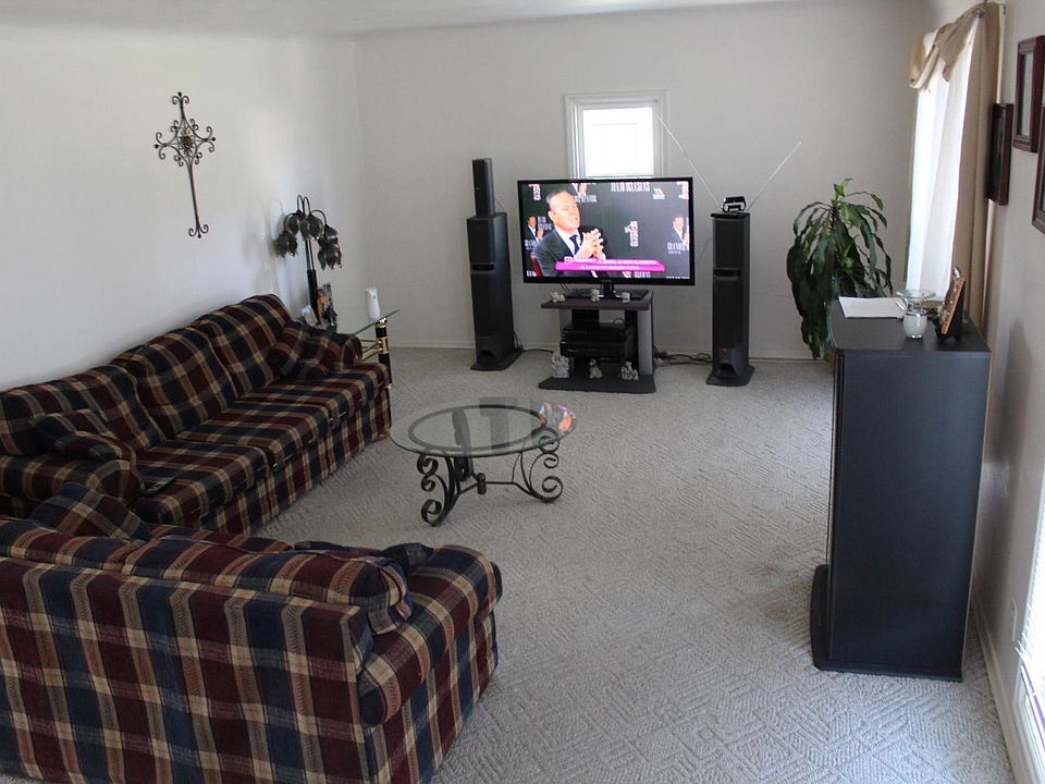 2nd image of 818 N 32nd Ave