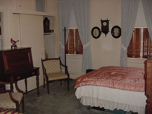 5th image of 202 Hirn St