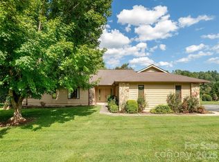 504 Crooked Creek Rd, Hendersonville, NC 28739