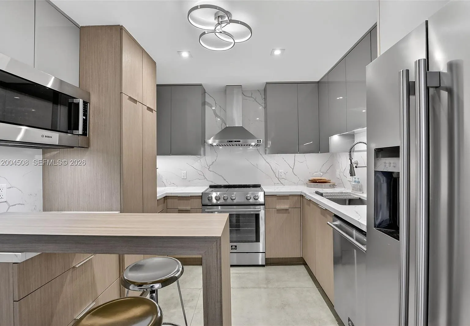 Commodore Plaza Condo — Photo 4