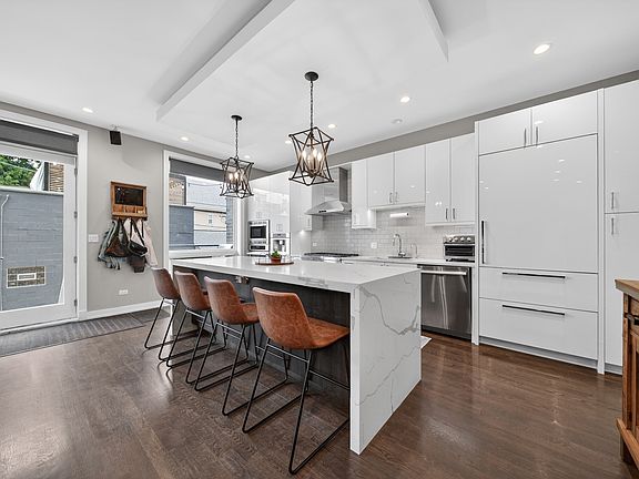 3rd image of 1751 W Roscoe St APT 1S