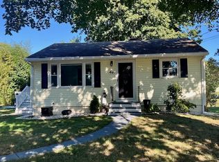 28 McElaney Dr, Niantic, CT 06357