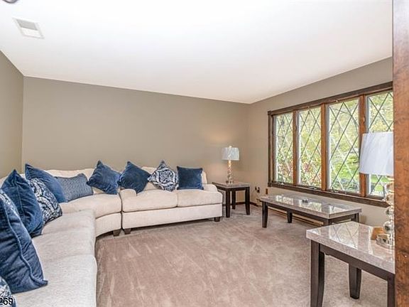 3rd image of 19 Silver Fox Ln