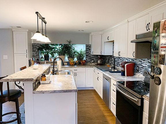 2 sinks and dishwasher