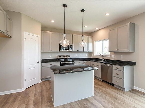 3rd image of 1085 Greenfield Dr
