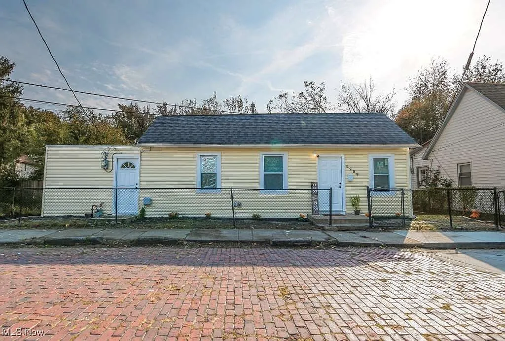 6909 Elton Ave photo 1