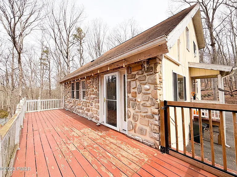 811 Hickory Ct — Photo 2