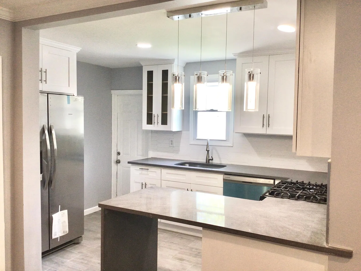 5 bed, 2400 sqft, $4,350 — Photo 3