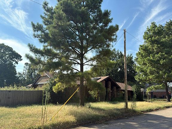 3rd image of 407 W Robb Ave