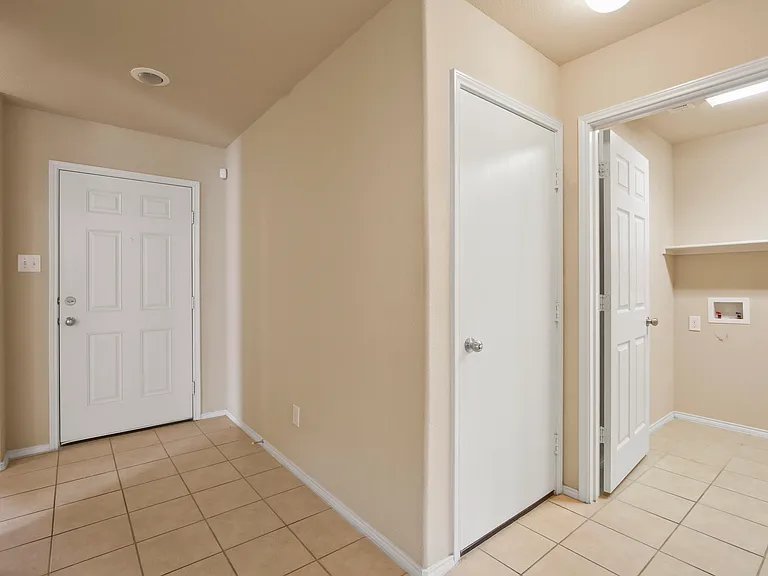 1433 Willoughby Way — Photo 5
