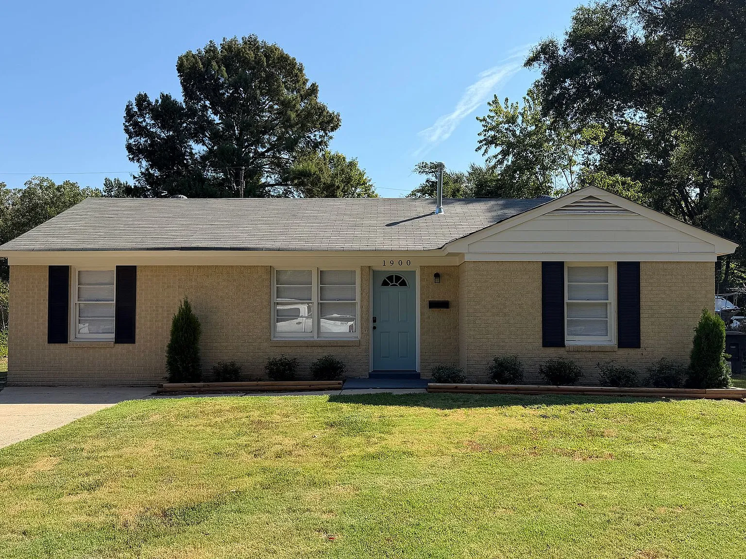 1900 Sierra St — Photo 1