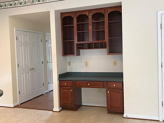 4th image of 719 Pumphrey Farm Dr