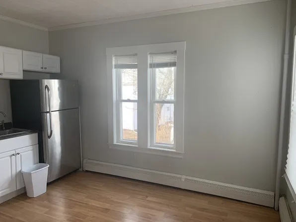4 W Park St #1F, Franklin, MA 02038