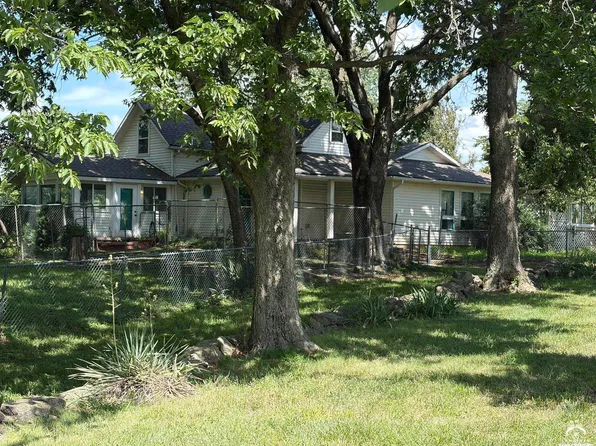 662 E 1452nd Rd, Baldwin City, KS 66006