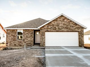 1002 Fenli Ave, Monett, MO 65708