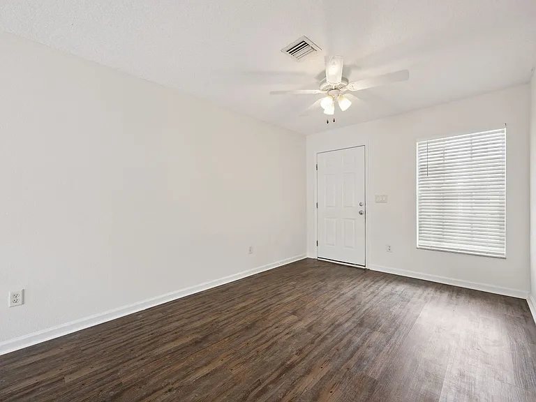 1105 N Rockingham Ave — Photo 3