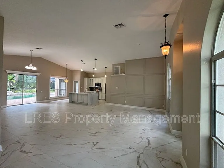 1028 Kerwood Cir — Photo 4