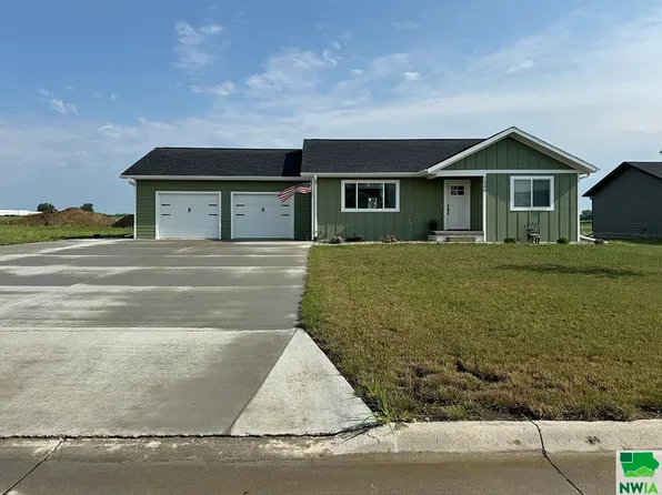 1066 14th Street Cir NE, Sioux Center, IA 51250