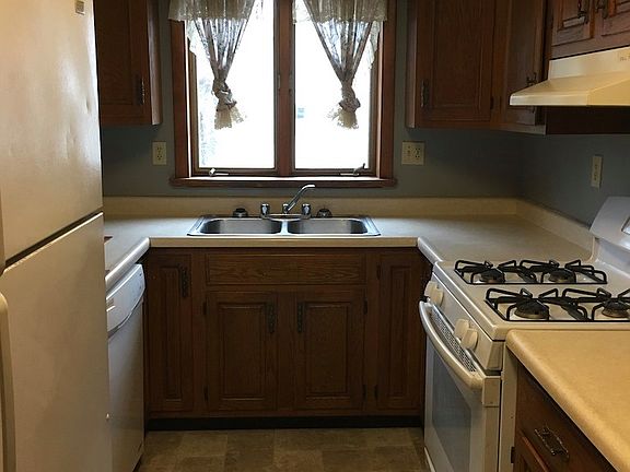 3rd image of 419 E Lincoln Way