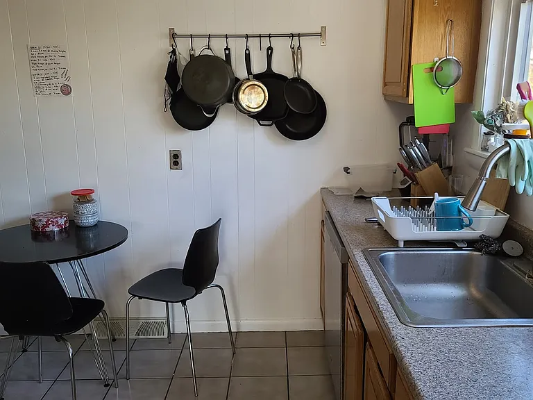 17 Hunting St #2 — Photo 3