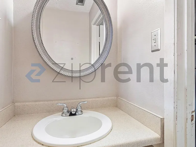 1218 W Donovan St — Photo 17