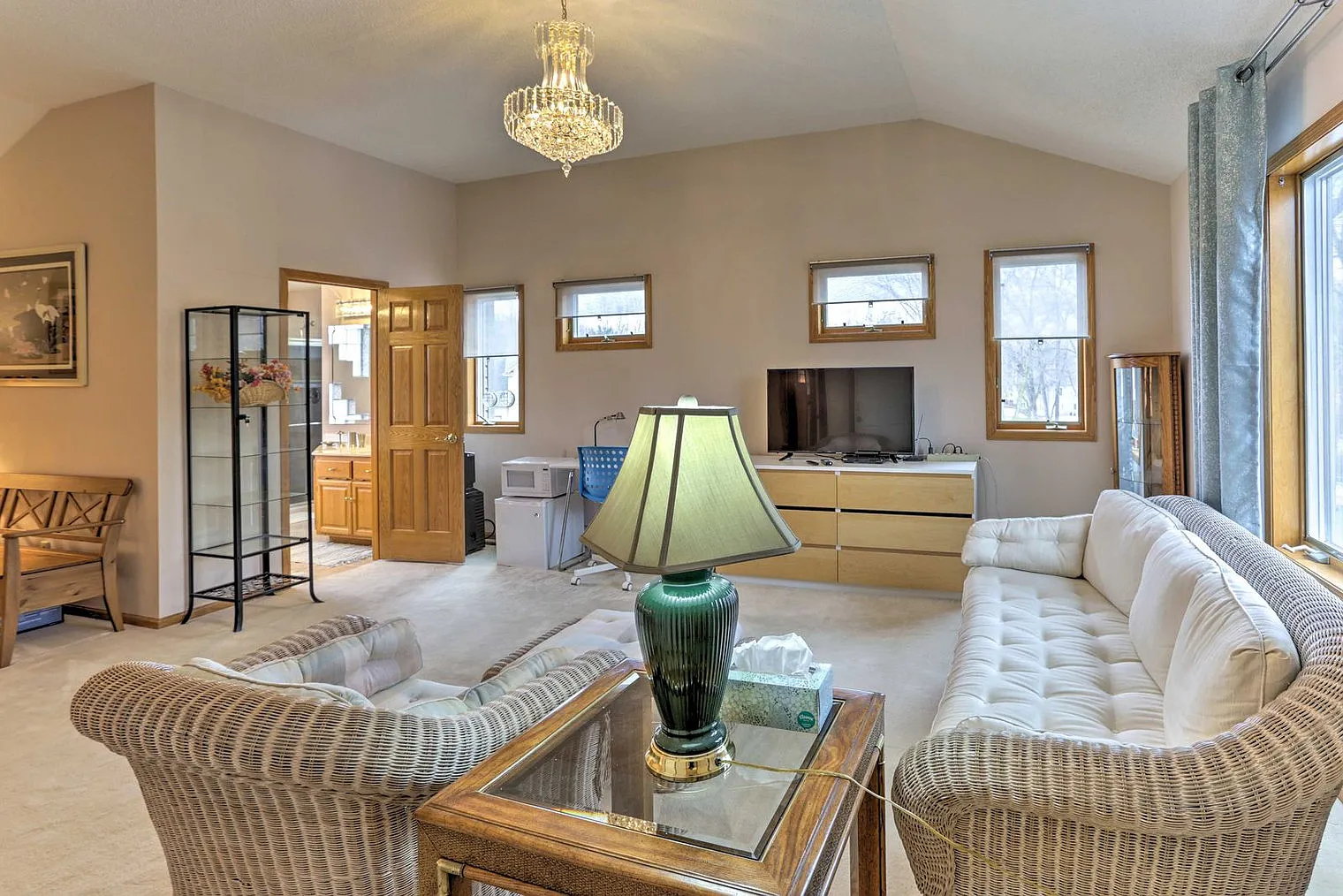 6 bed, 4.0 bath, 3595 sqft, $5,935 — Photo 3
