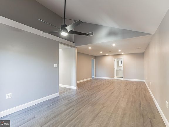 3rd image of 4942 Woodland Ave Floor 2